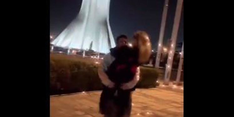 Iran, ballano in strada: coppia condannata a 10 anni – Video