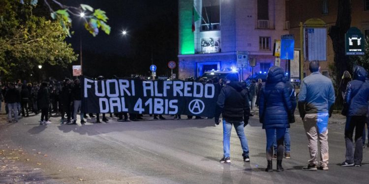 Alfredo Cospito in sciopero della fame da 3 mesi, il legale: “Ha perso 40 kg”