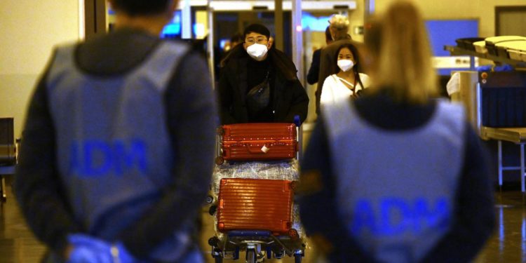 Covid, Ecdc: “Test e mascherine per voli in arrivo da Cina”