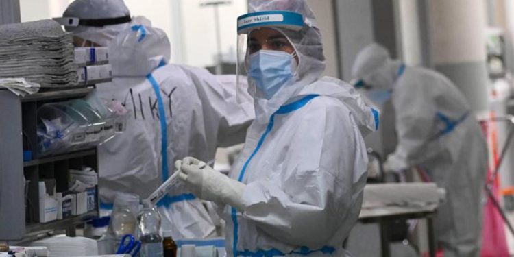 Covid oggi Italia, in calo Rt e incidenza: report Iss