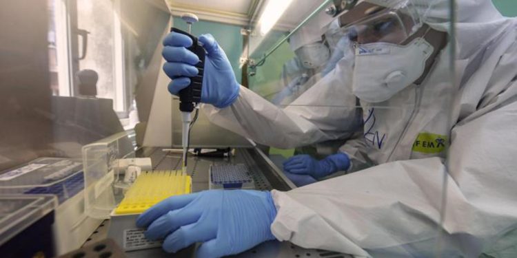 Covid, Bassetti: “Variante Kraken non è problema per vaccinati”