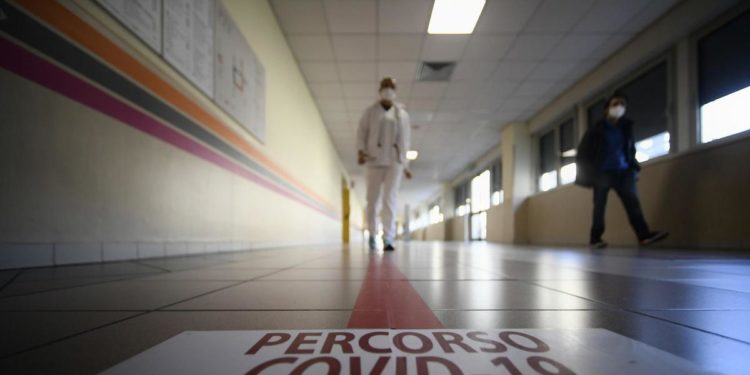 Covid oggi Lazio, 405 nuovi casi e 4 decessi: a Roma 283 contagi