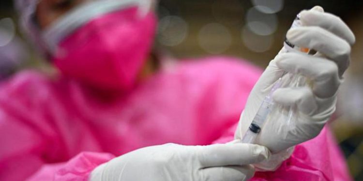 Covid oggi Italia, Iss: “Tra over 80 incidenza maggiore, quarta dose protegge”