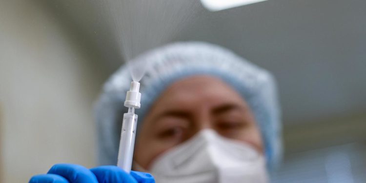 Covid, al via test vaccino spray ‘made in Canada’ su 500 volontari