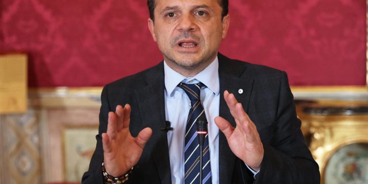 Cateno De Luca: “Mi candido a sindaco di Taormina”