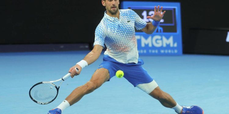Australian Open, Djokovic vince ma ginocchio ha problemi