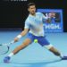 Australian Open, Djokovic vince ma ginocchio ha problemi