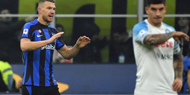 Inter-Napoli, problemi Dazn e Twitter esplode: tifosi protestano