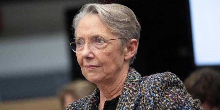 Francia alza l’età della pensione a 64 anni: scattano le proteste