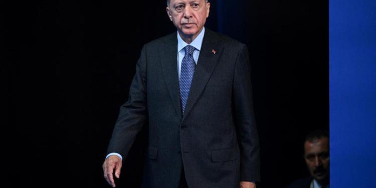Erdogan apre a Finlandia nella Nato: “Ma non faccia gli errori della Svezia”