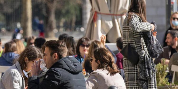 Covid, giù tutti i dati: -38% contagi e -25,7% morti in 7 giorni