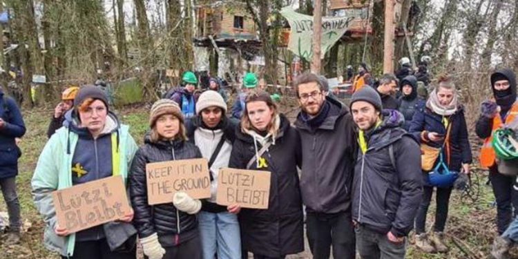 Greta Thunberg con attivisti a Lutzerath: “Lignite lasciatela sottoterra”