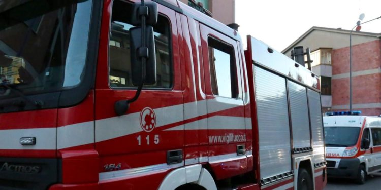 Catania, in fiamme una palazzina: un morto
