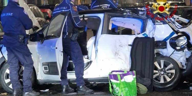 Milano, grave incidente tra due auto nella notte: 4 feriti