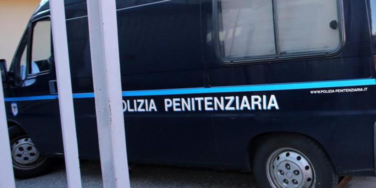 Catania, uccise la madre: 15enne condannato a 16 anni di carcere