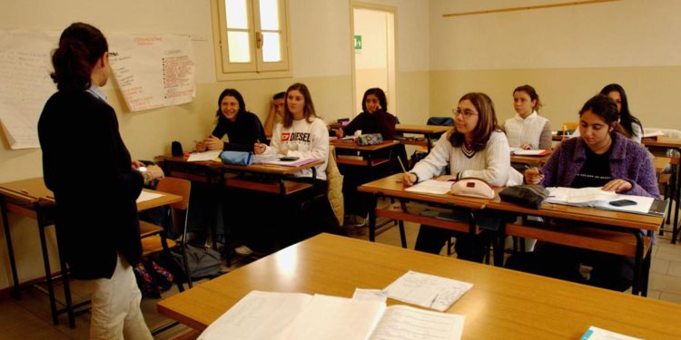 Scuola, quanto guadagnano i professori in Italia? Troppo poco