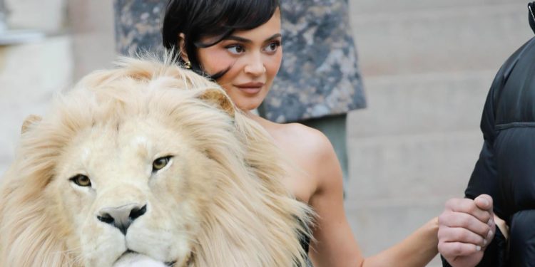 Kyle Jenner e la moda ‘bestiale’, l’abito è un leone (finto)