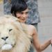 Kyle Jenner e la moda ‘bestiale’, l’abito è un leone (finto)