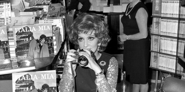 Gina Lollobrigida, con la macchina fotografica ha girato il mondo