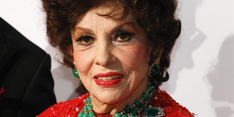 Lollobrigida, aperta la camera ardente: feretro tra corone di rose e gigantografie