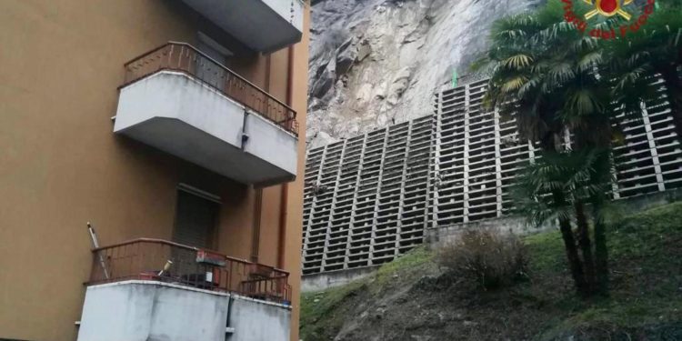 Frana a Luino, massi da costone roccioso: evacuate 11 famiglie