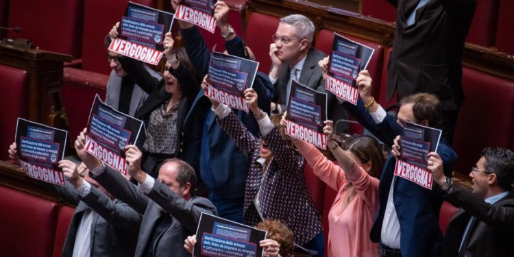 Dl aiuti, Camera approva decreto. Protesta M5S in Aula