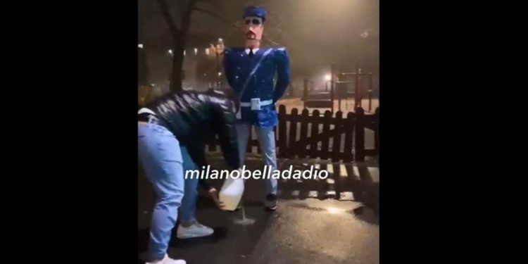 Milano, bruciano manichino poliziotto: denunciati padre e figlio