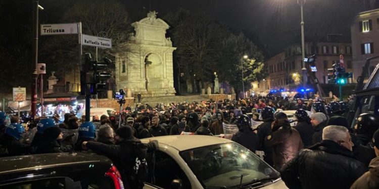 Anarchici, scontri a manifestazione a Roma per Cospito