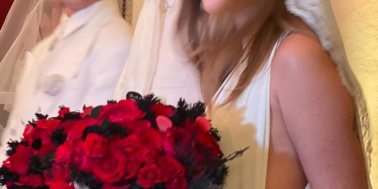 I Maneskin si sono ‘sposati’, look total white e rose rosse