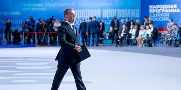 Armi Ucraina, Medvedev contro Crosetto: “Uno sciocco raro”