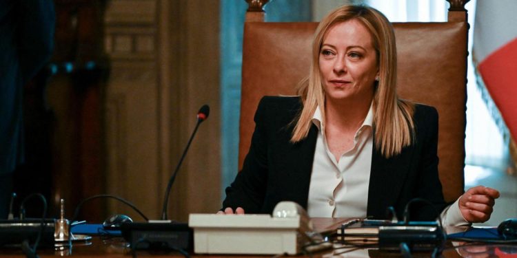 Sondaggi politici: FdI sempre primo partito, Pd al minimo storico