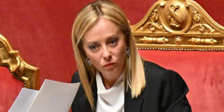 Caro carburanti, Meloni: “Giusto aiutare deboli e non tagliare accise”