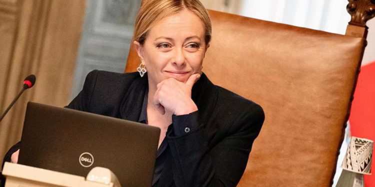 Migranti, Meloni sente Macron: “Urgenti soluzioni a livello Ue”