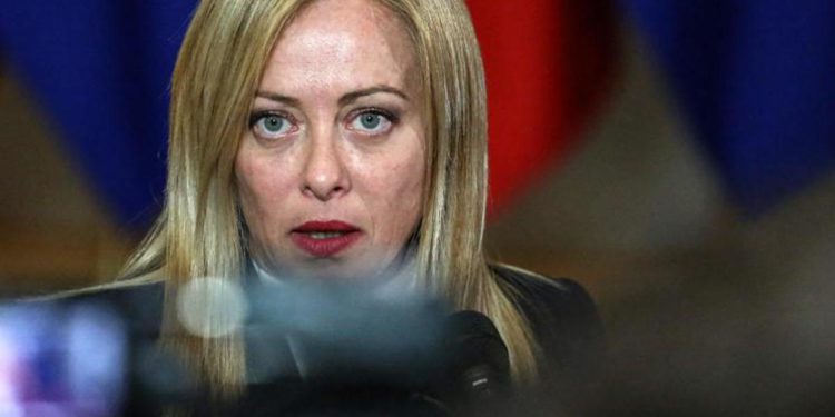 Caro carburante, Meloni: “Giù accise se prezzo sale”. Oggi incontro governo-sindacati