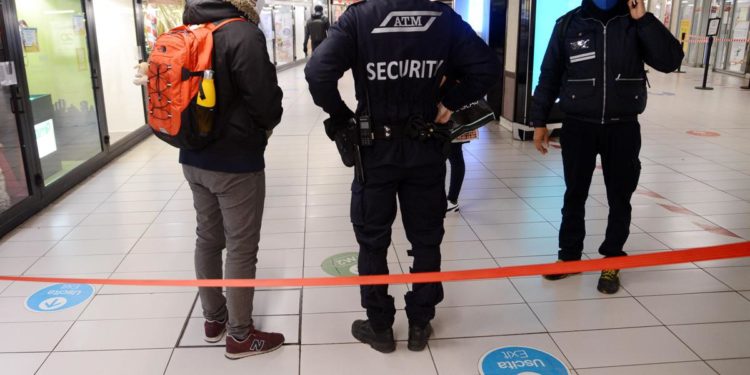 Milano, 17enne sotto la metro a Cadorna: ricoverato in codice rosso