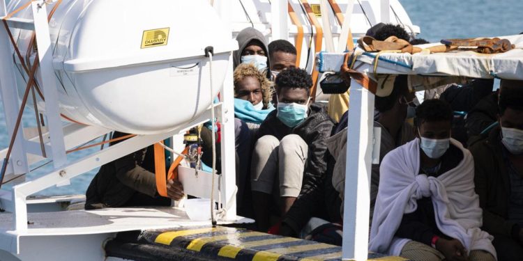 Migranti, Ferro: “Navi in città Pd? Porti del Sud al collasso”