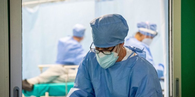 Covid, rischio morte 5 volte più alto per 18 mesi dopo infezione: lo studio