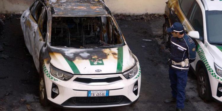 Auto bruciate Milano, anarchici rivendicano: “Solidarietà a Cospito”