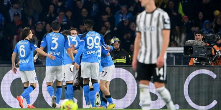 Napoli-Juve 5-1, azzurri travolgono bianconeri: fuga per scudetto