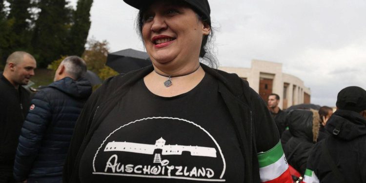 Assolta per maglietta ‘Auschwitzland’, Anpi: “Ancora una volta apologia non è punita”