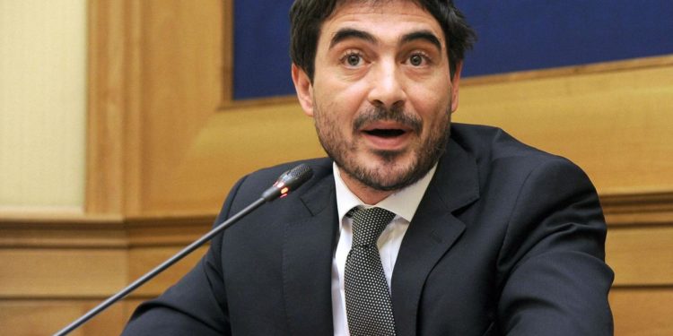 Armi a Ucraina, Fratoianni: “Bocciata la democrazia parlamentare”