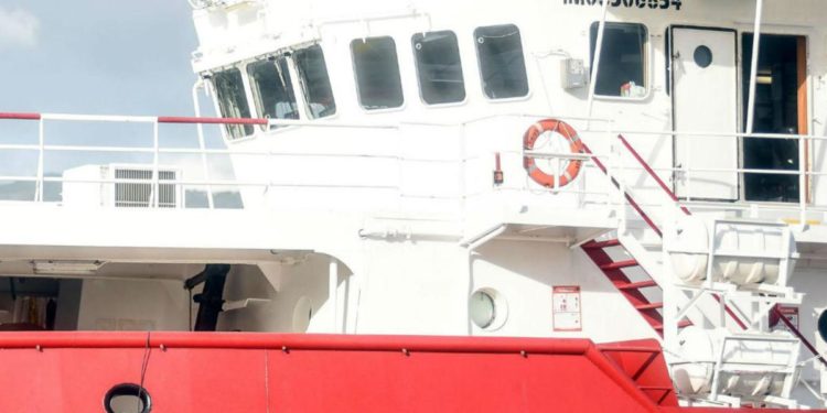 Migranti, Ocean Viking verso Ancona: “Attraversiamo tempesta”