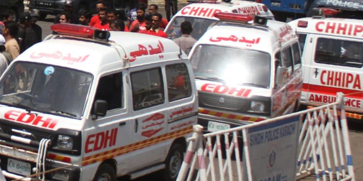 Pakistan, pullman precipita in burrone: 39 morti