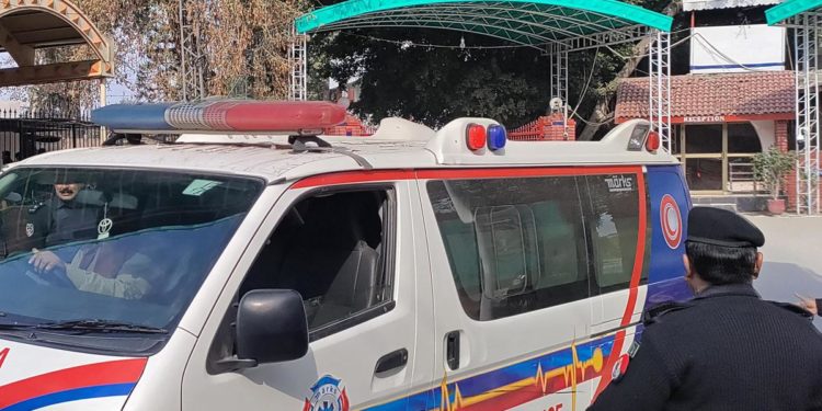 Pakistan, esplosione in moschea Peshawar: bilancio sale a 17 morti