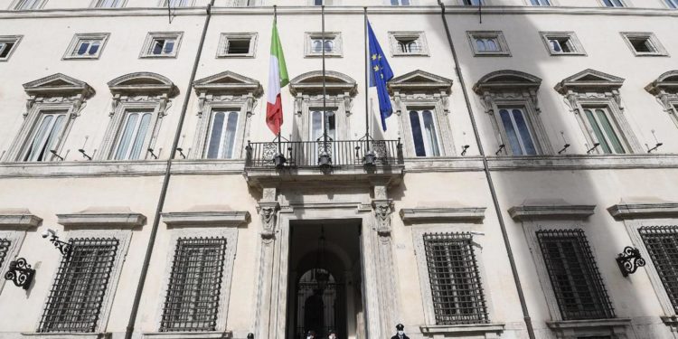 Caro carburante, sciopero congelato. Nuovo round governo-benzinai il 17