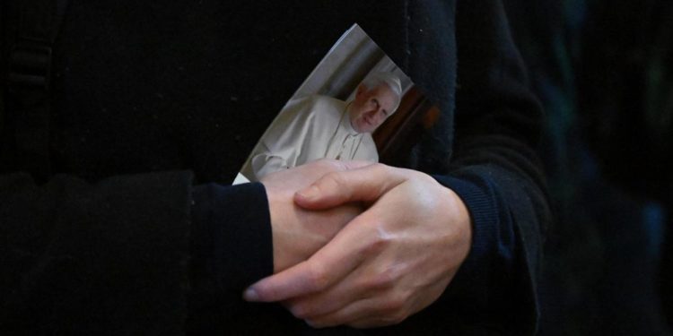 Benedetto XVI, il ‘rogito’ nella bara: “Lottò contro crimini del clero sui minori”