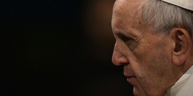 Papa Francesco: “Non restiamo sul divano, sporchiamoci le mani”