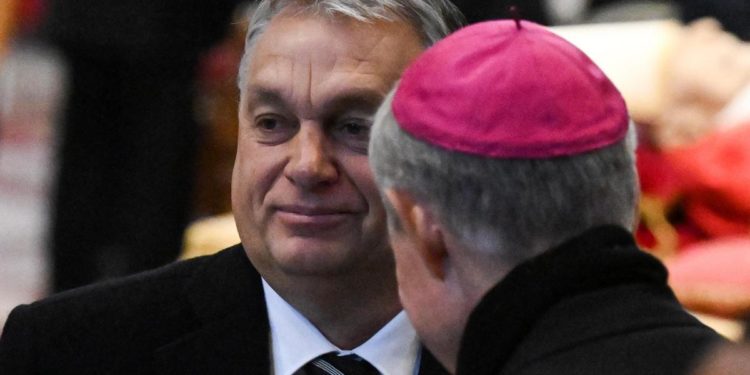 Benedetto XVI, Orban e la moglie a San Pietro per omaggio a Ratzinger