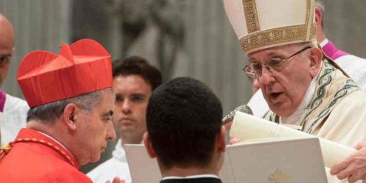 Vaticano, scambio di lettere tra Becciu e il Papa dopo il baciamano a Chaouqui nell’agosto 2022