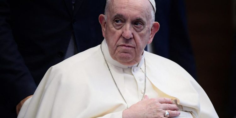 Papa: “Essere omosessuali non è un crimine”